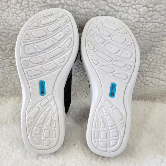 BZees Diamond X Navy stripe sandals Brand New in box 10 Wide - Picture 4 of 9